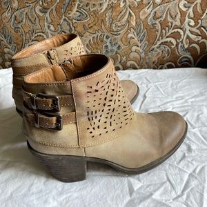 Euro Soft Beige Ankle Boots Sofft Size 7.5